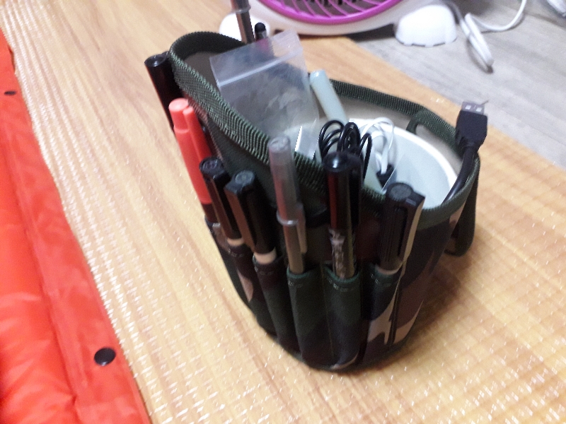 연필꽂이로 잘 쓰고 있습니다만..^^