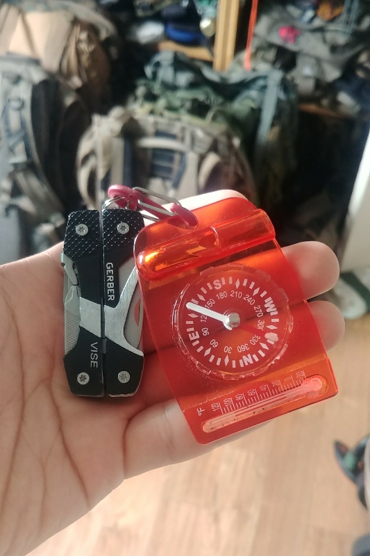 주머니에 넣고 다니기 부담스럽지 않다