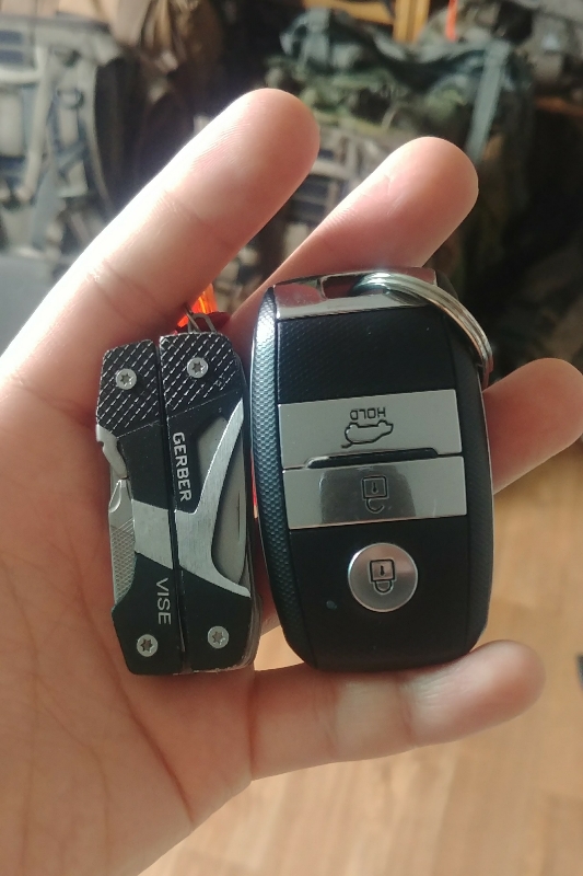 주머니에 넣고 다니기 부담스럽지 않다