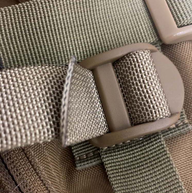 중제 레플 가방에 달린 버클보다 훨씬 고급입니다.