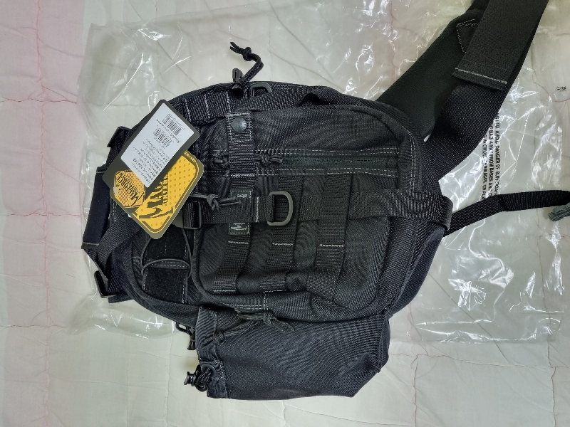 간단한 소지품을 넣고 매고 다니기 좋아보입니다.