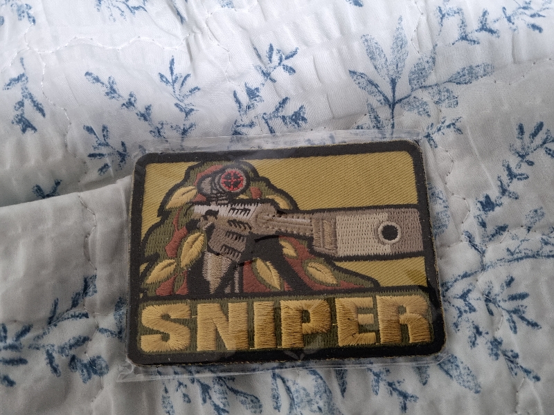 가방이 확 눈에 띄네