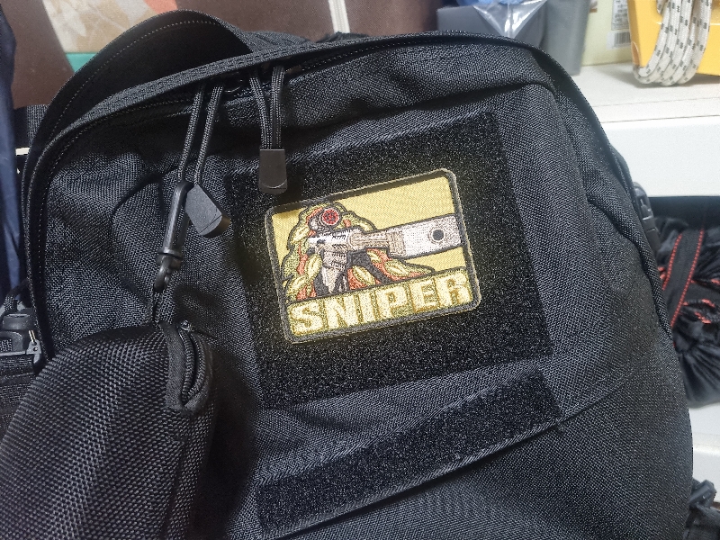 가방이 확 눈에 띄네