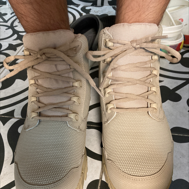 나이키 조던과 전술화의 중간쯤?