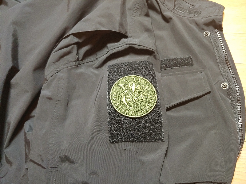 검정색 자켓하고도 잘 어울리네요