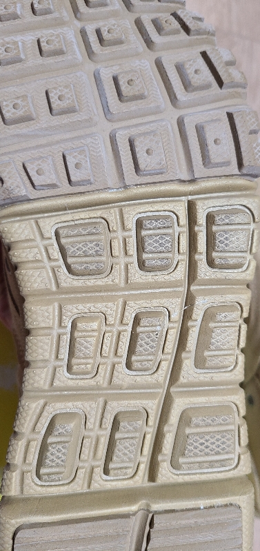 가볍게 신기 좋아요.