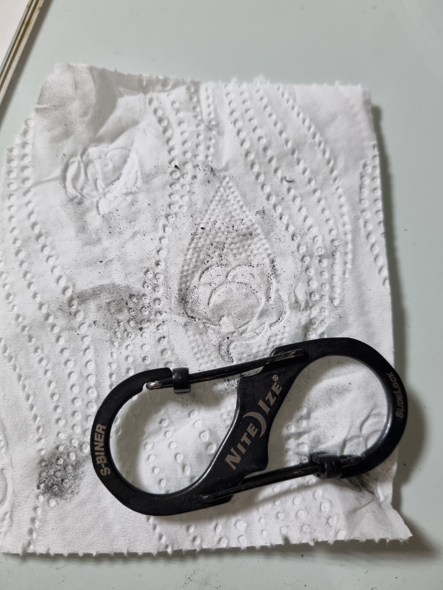 중고품 같은 제품이 왔네요.