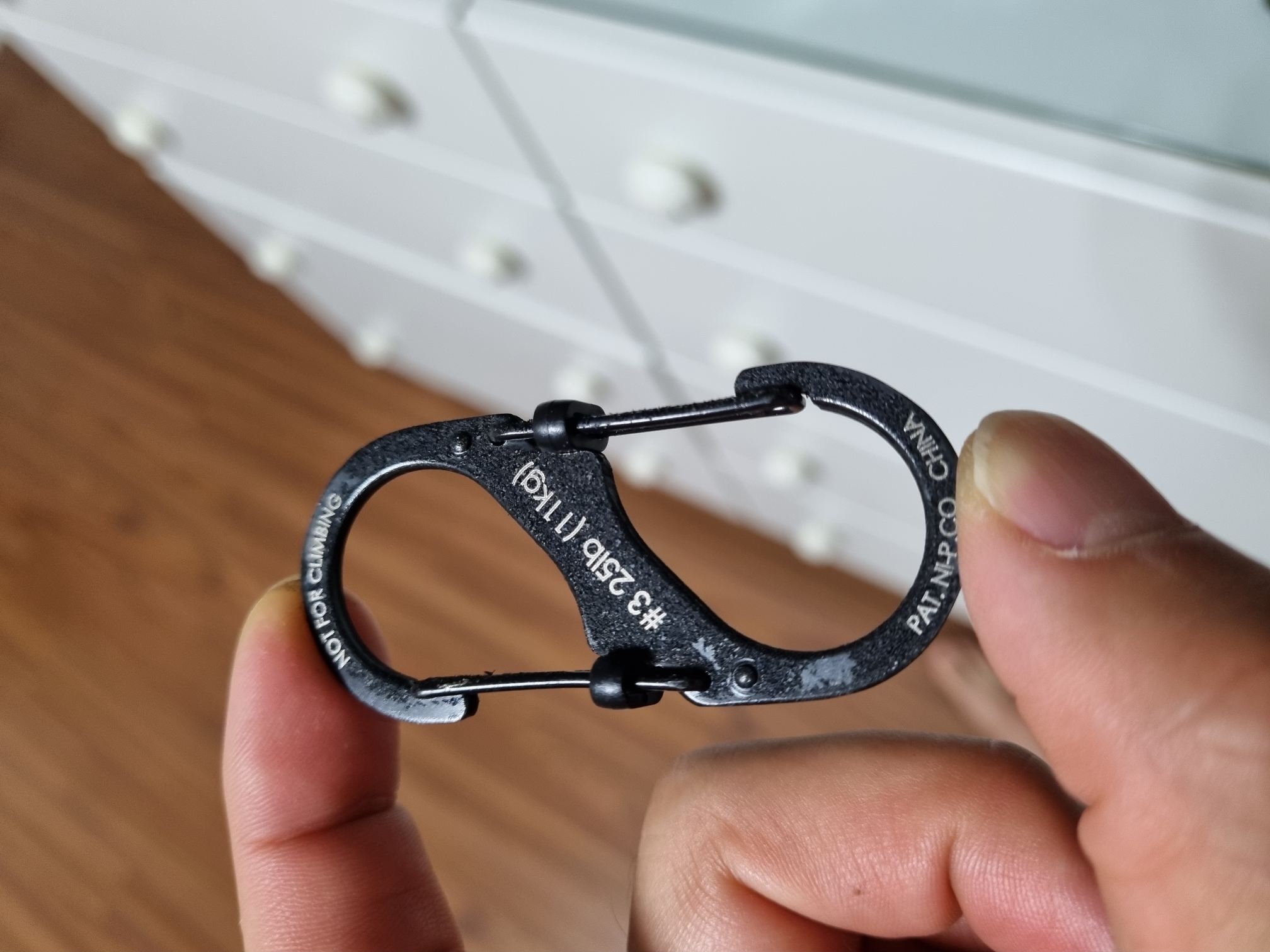 중고품 같은 제품이 왔네요.