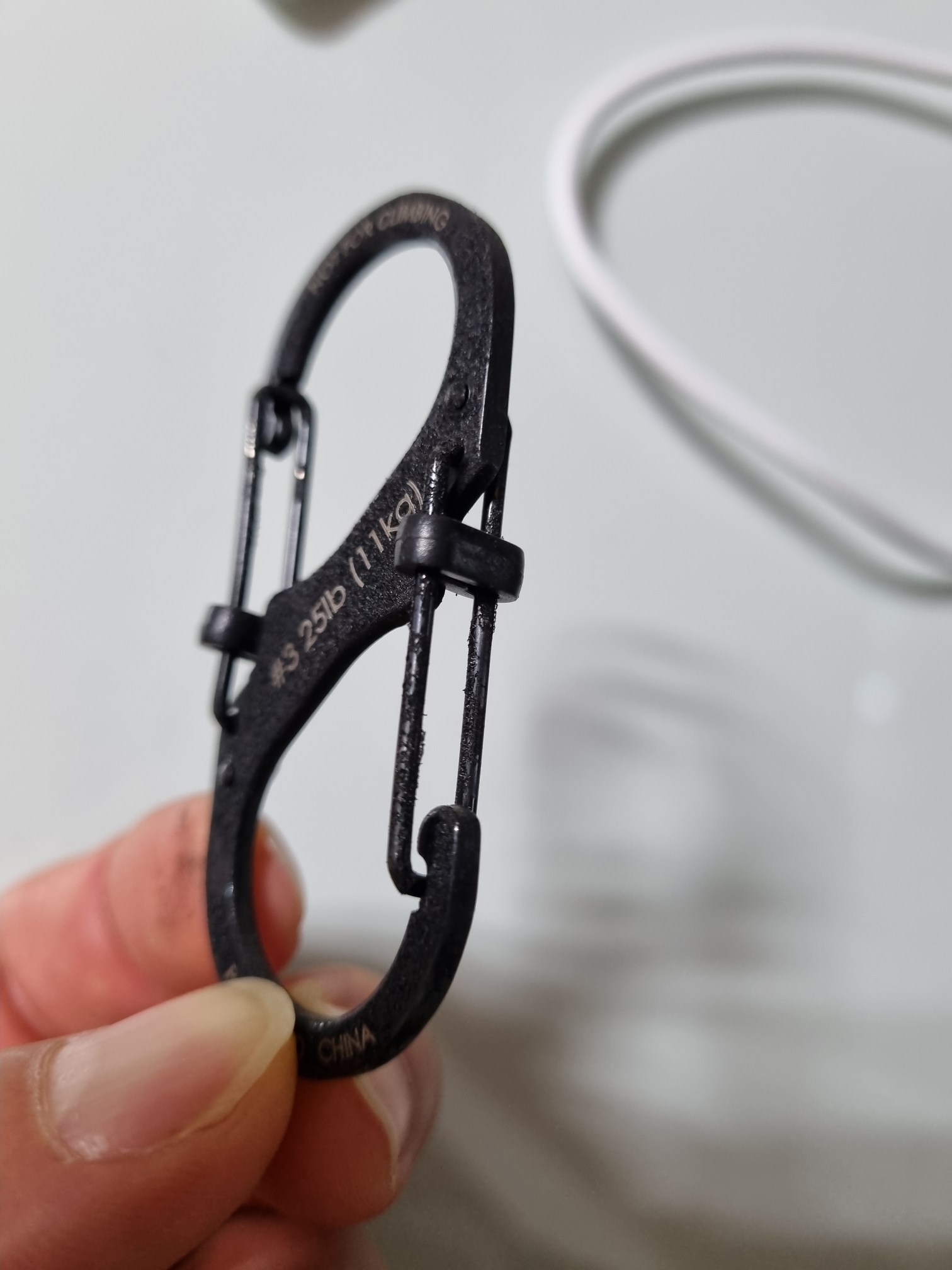 중고품 같은 제품이 왔네요.