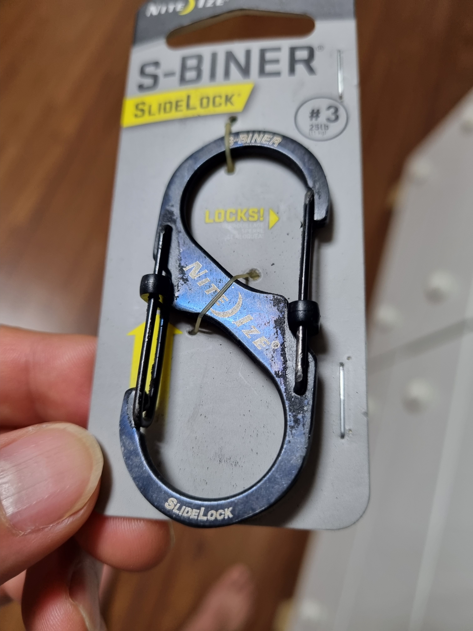 중고품 같은 제품이 왔네요.