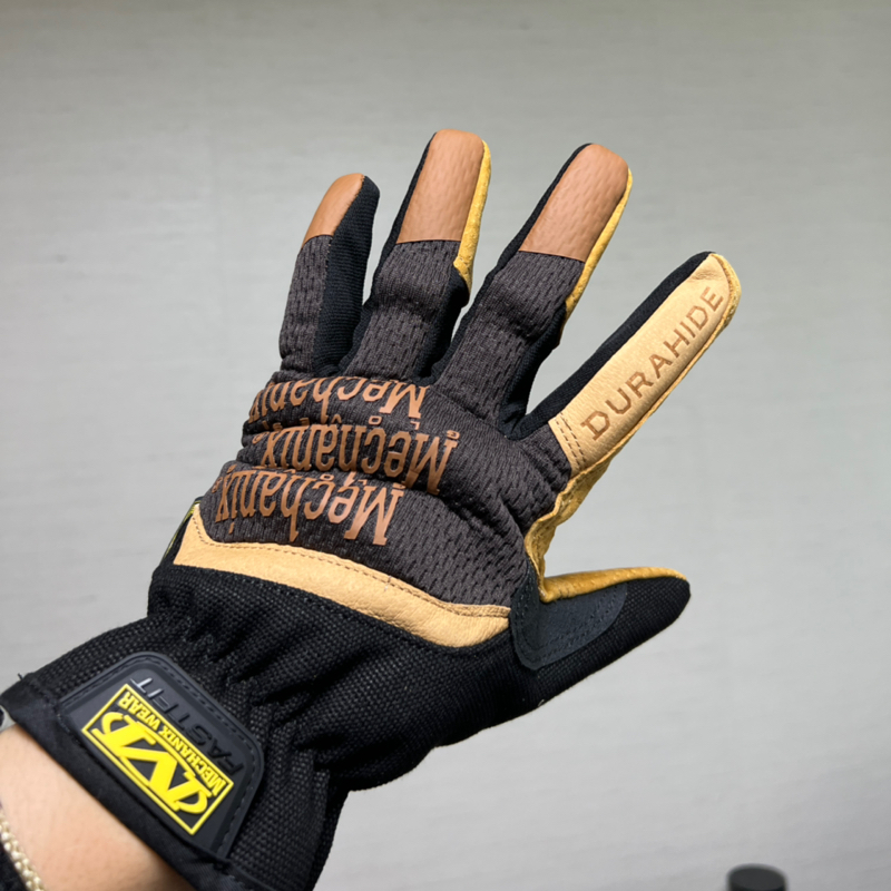 질기고 튼튼한 장갑입니다