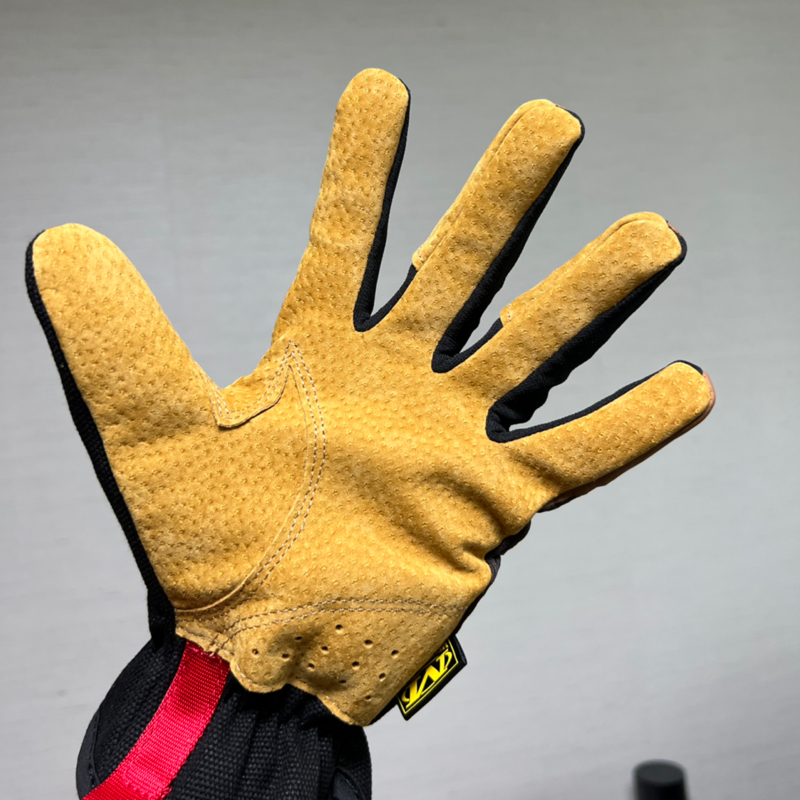 질기고 튼튼한 장갑입니다