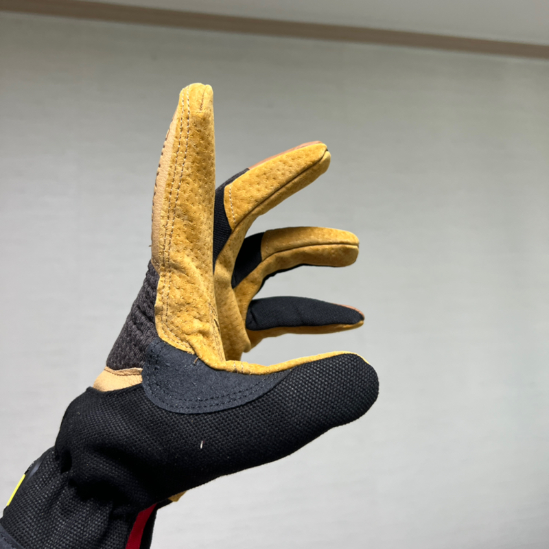 질기고 튼튼한 장갑입니다