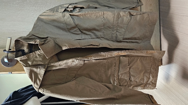 170 / 66 / M 타이트하게 맞음. 적당한 간절기 자켓