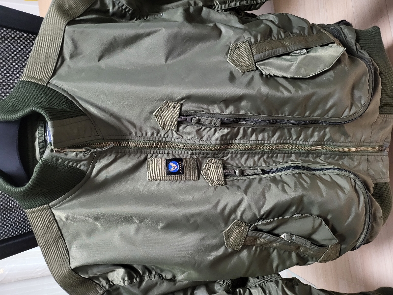 춘추용 자켓으로 가성비 아주 좋습니다