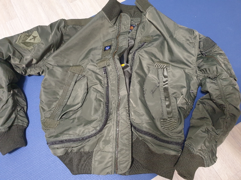 일반 항공잠바랑 핏이좀 다르네요