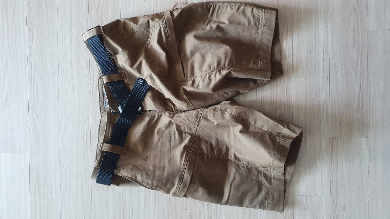 뒷보조주머니 위치가 조금 애매하네요