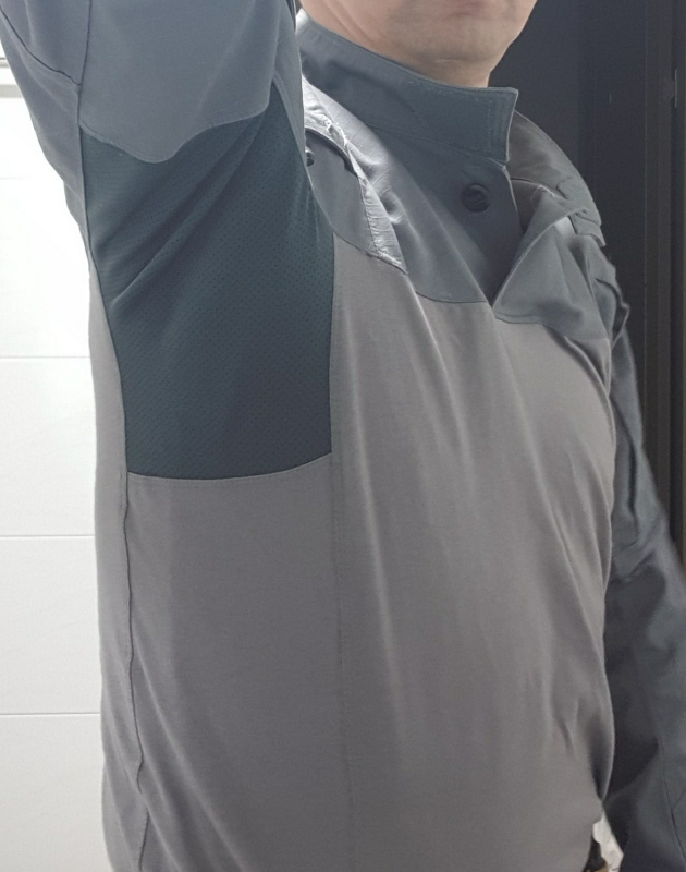 컴뱃 셔츠 기능을 다 갖춘듯