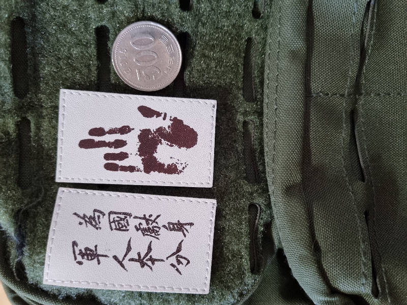 가죽 재질이라 질감이 독특합니다.