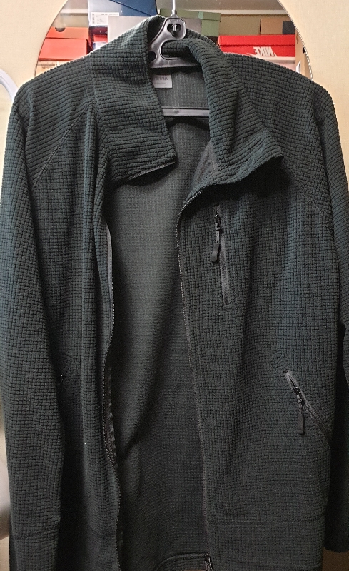 170 / 66 / M 핏하게 맞음. 이너자켓으로 적당함