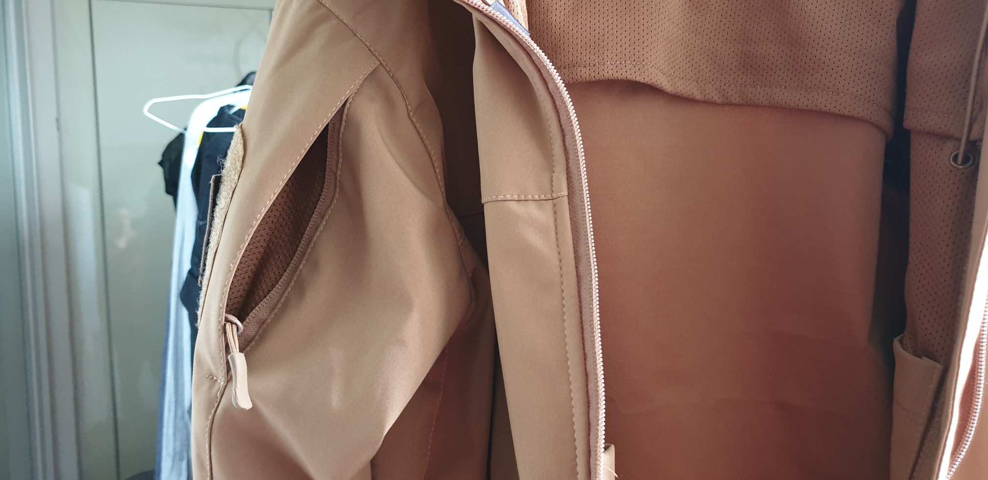 멋있는 디자인, 기능성 포켓등 강점이 많은 제품