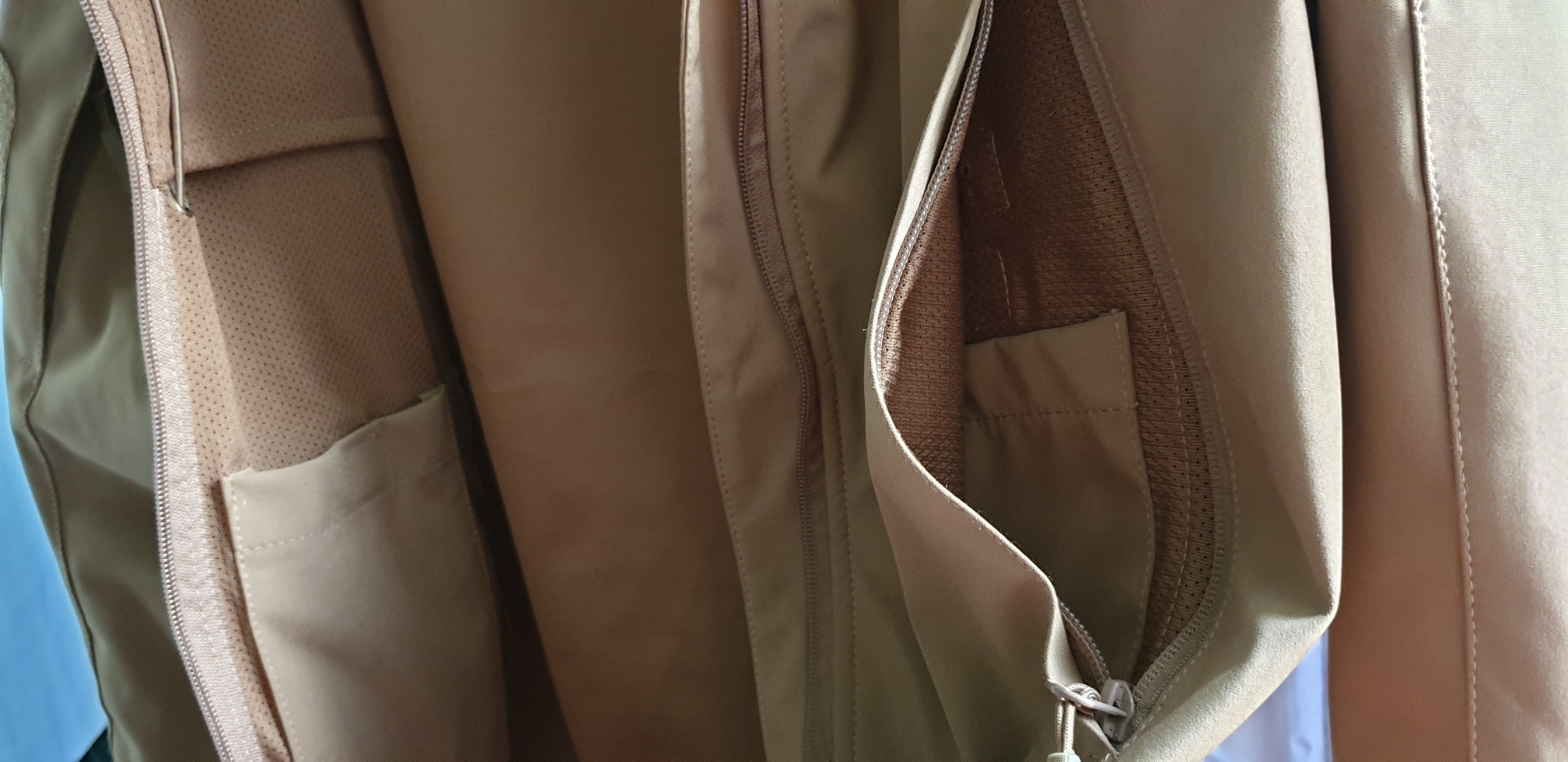 멋있는 디자인, 기능성 포켓등 강점이 많은 제품