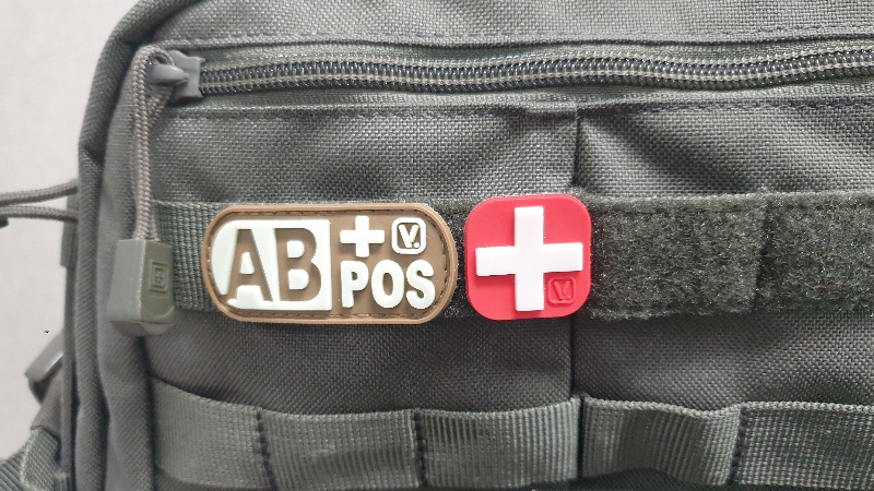 야광 십자가 패치.