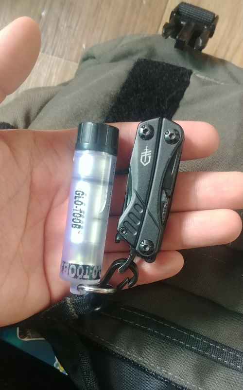 가방에 매달고 다닙니다