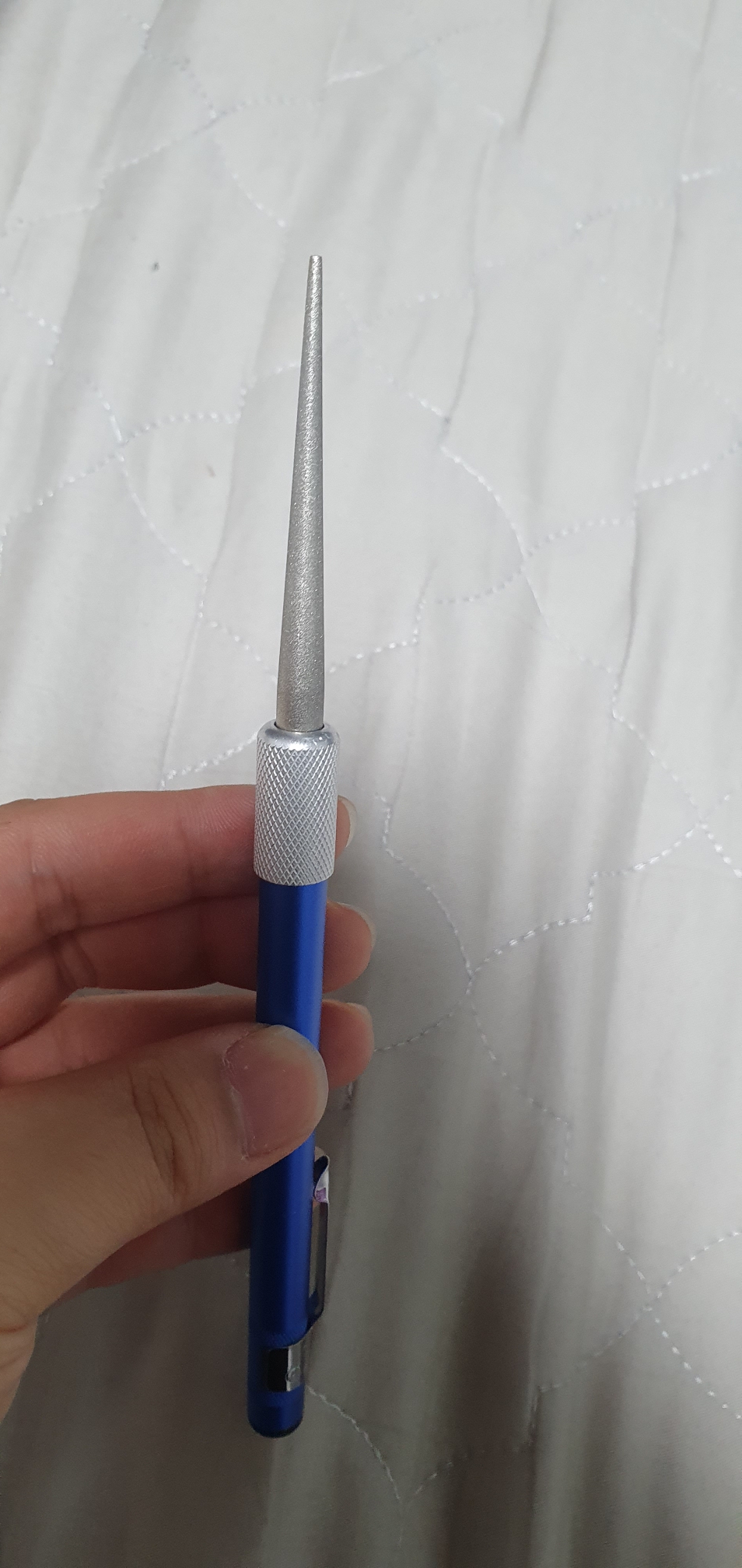 서레이션이 있는 나이프에 사용하기 좋습니다.