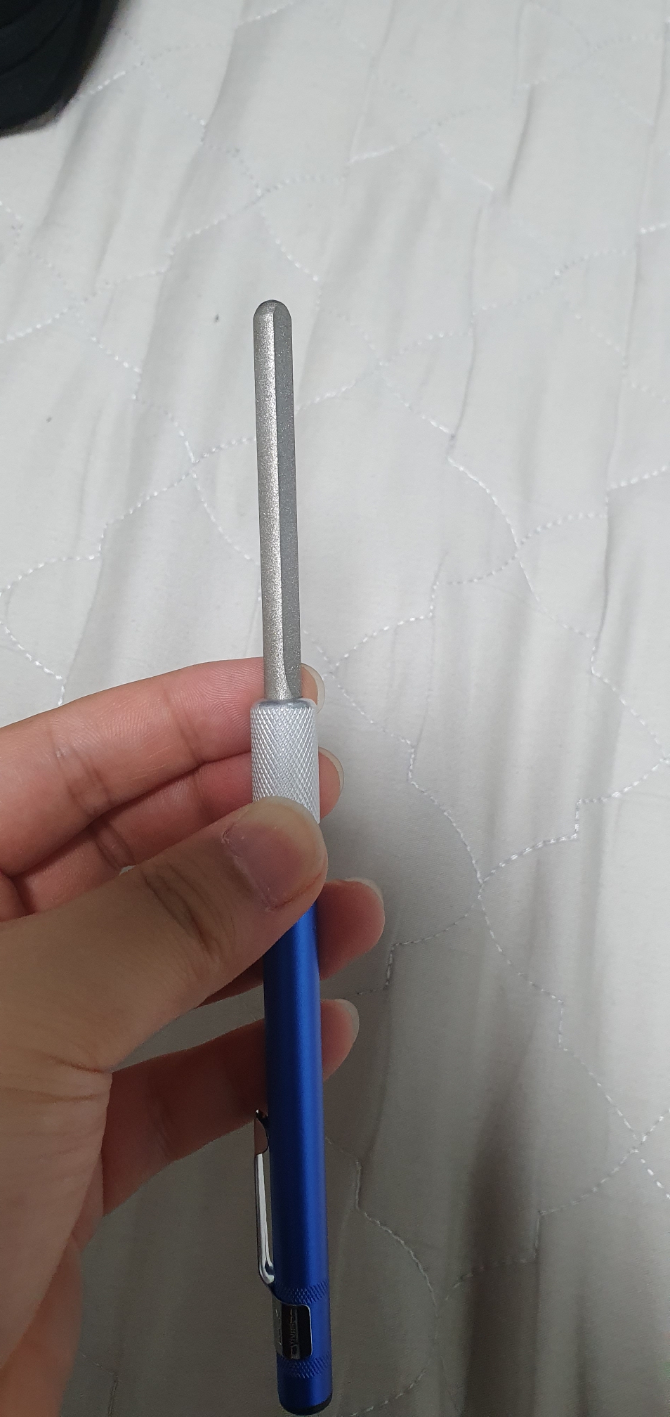 서레이션이 있는 나이프에 사용하기 좋습니다.