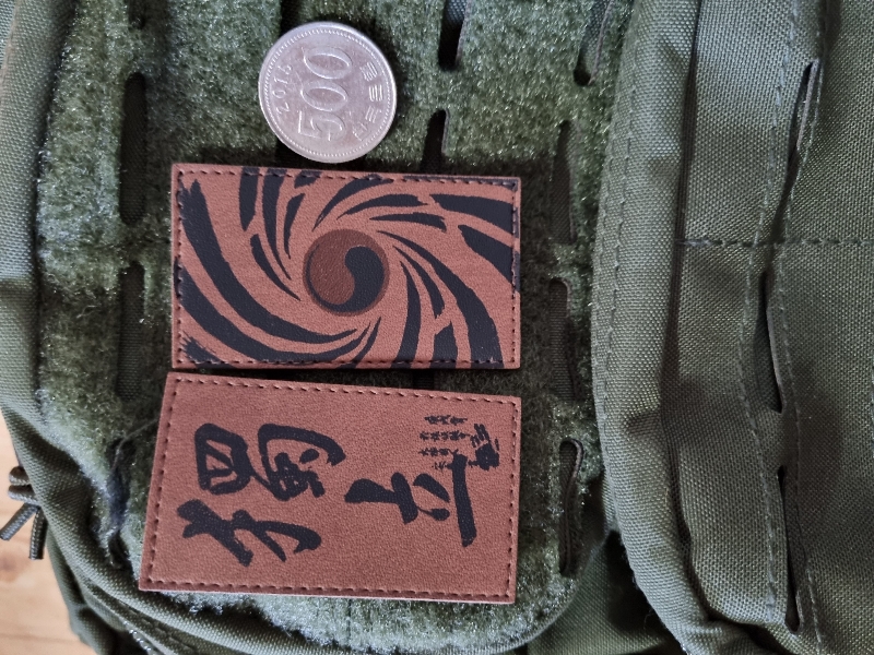 가죽과 짙은 브라운이 근대의 분위기를 풍깁니다