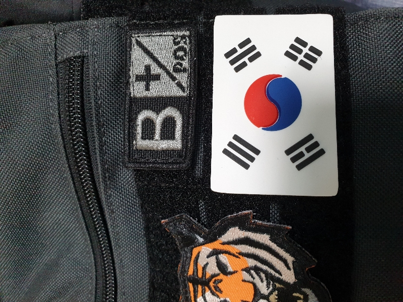 선명하고 그리 튀지도 않는 태극기 패치