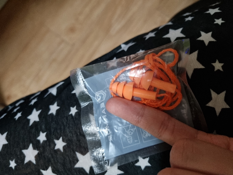 줄있어서 사격할때 그냥 빼고 납두면 알아서 목에 걸리니 최고