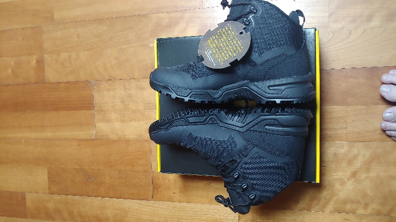 그냥 운동화 느낌이네요. 편합니다.