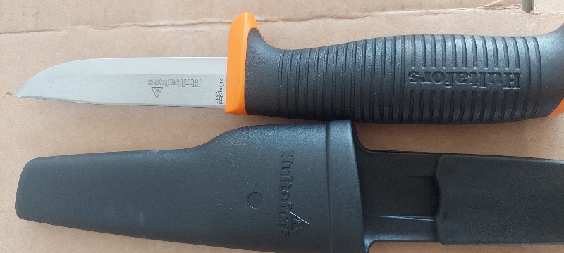 단단한 느낌의 나이프