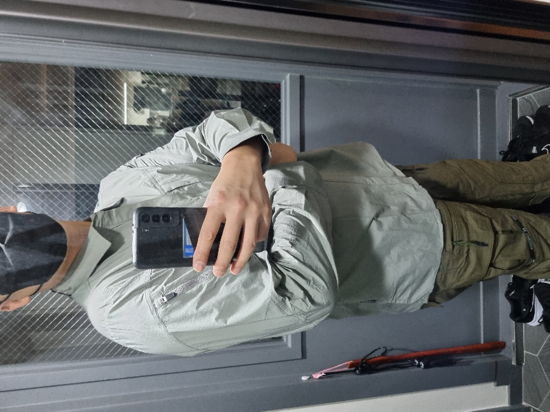 똑딱이셔츠라 입기 편해요.