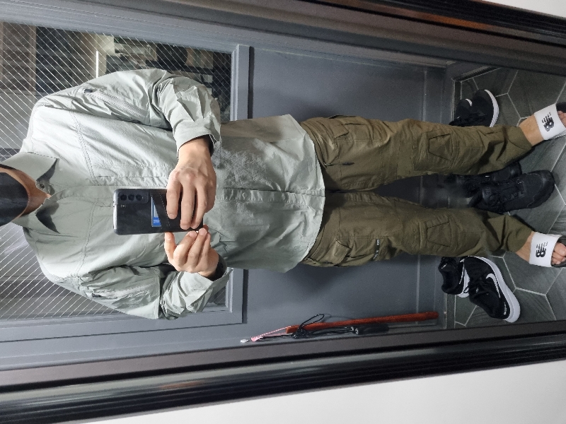 똑딱이셔츠라 입기 편해요.