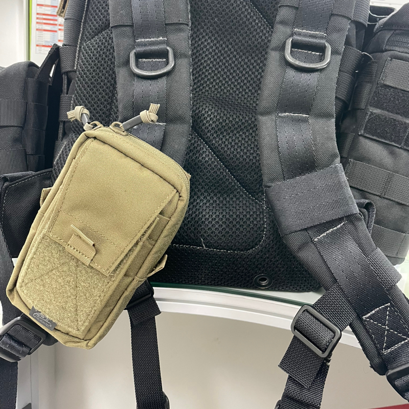 휴대폰 및 에어팟 등 악세사리를 품을 수 있는 파우치