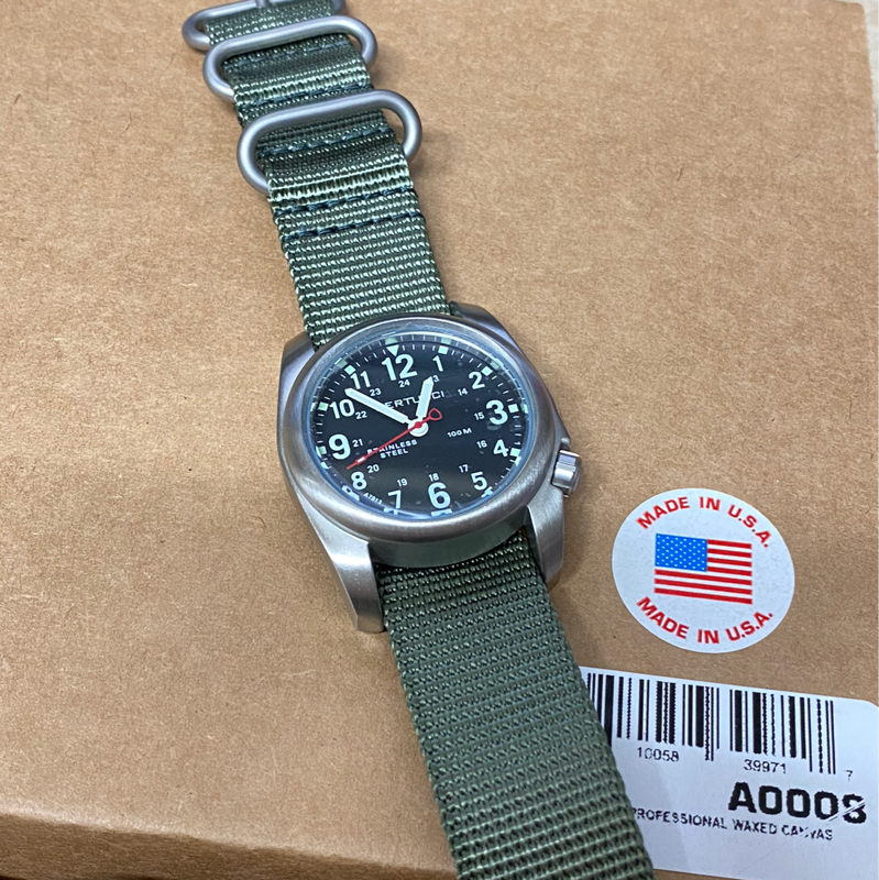 클래식한 느낌의 밀리터리 시계