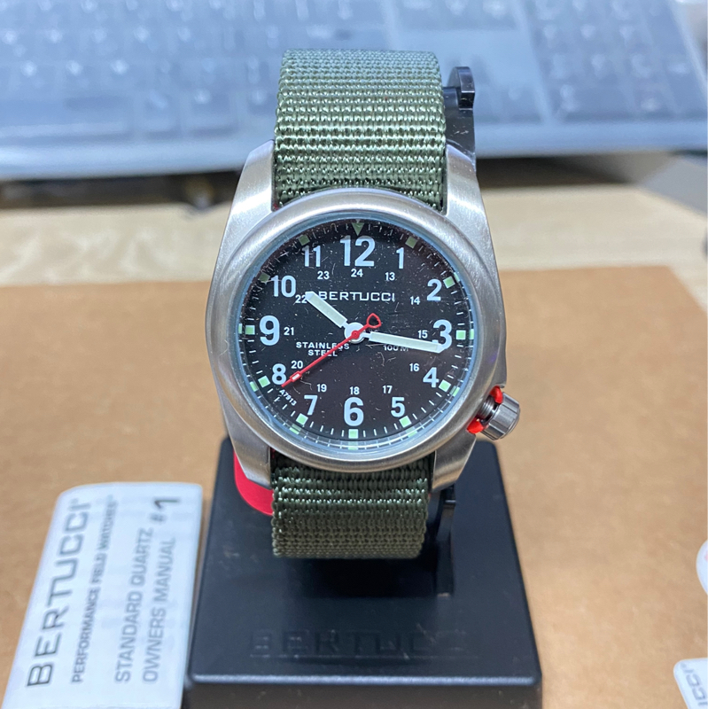 클래식한 느낌의 밀리터리 시계