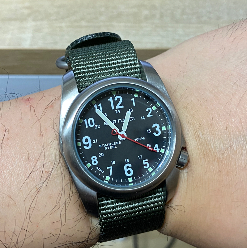 클래식한 느낌의 밀리터리 시계