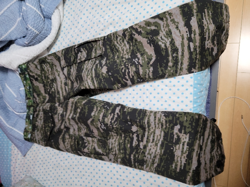 색깔 매칭이 맞지 않고 착용시 자석이 같이 튀어 나옵니다