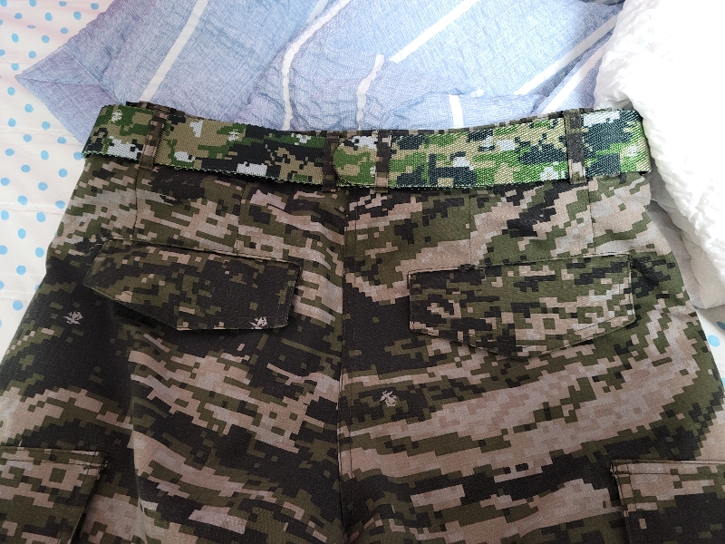 색깔 매칭이 맞지 않고 착용시 자석이 같이 튀어 나옵니다