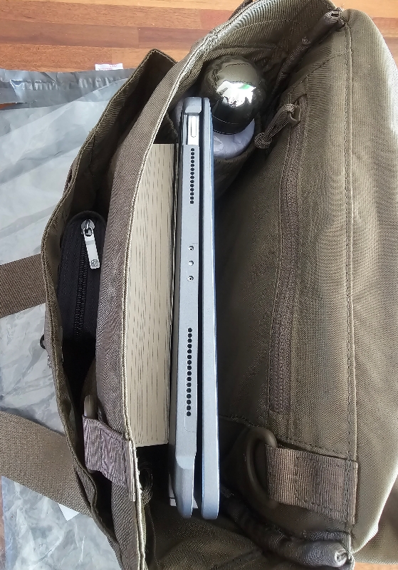 실용적인 수납 공간을 가진 가방