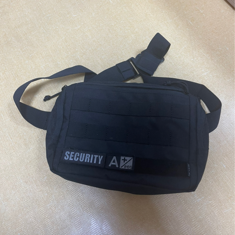 넓은 수납공간, 탈부착 가능한 끈