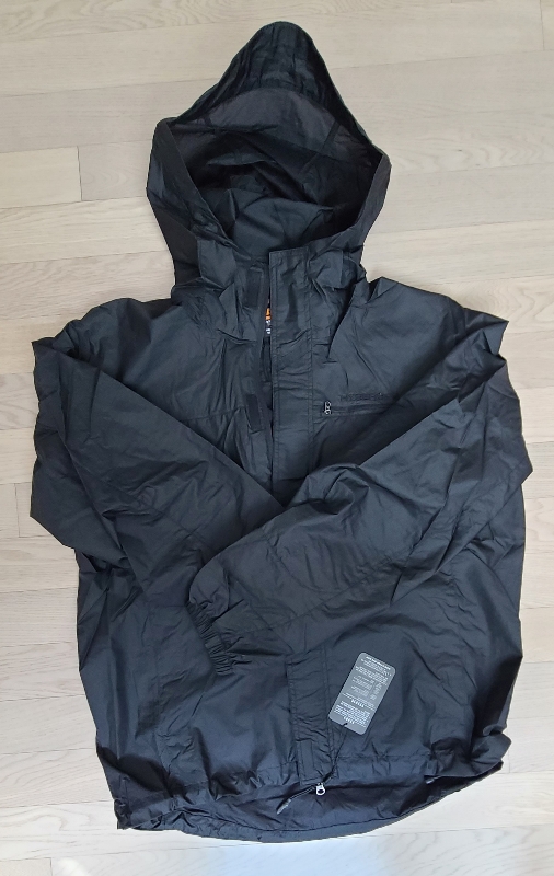 키 180, 체중 95, 가볍고 편한 재질 바람막이.