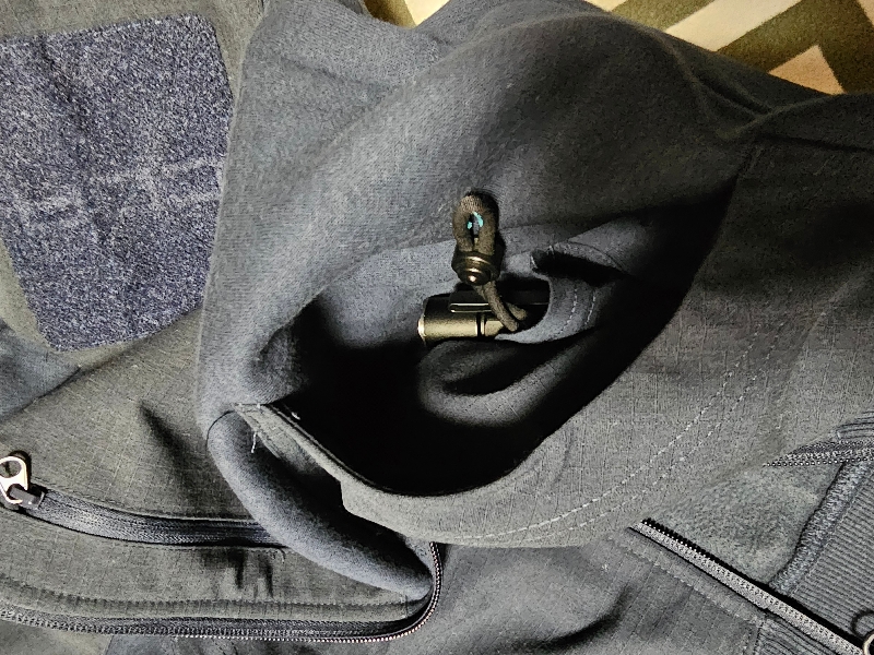 후드집업이 아니라 자켓 이다