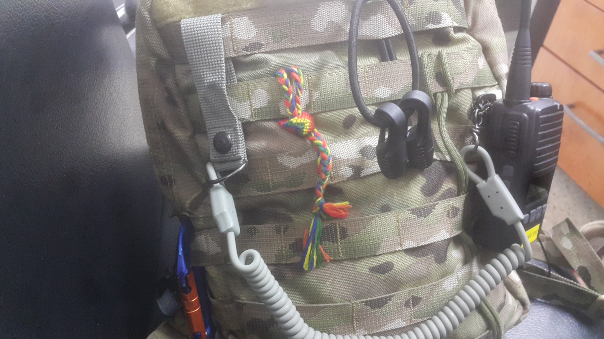 베가 랜야드 코일 가방에 장착해봤습니다.