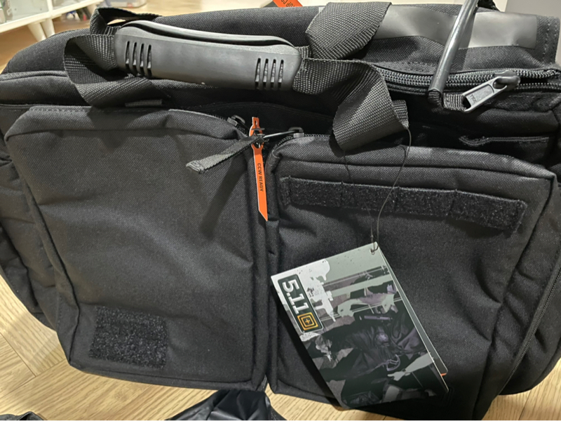 깨알같은 디테일이 돋보이는 가방